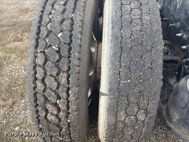 image for item EV2780 2014 Peterbilt 365 semi truck