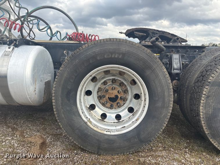 image for item EV2780 2014 Peterbilt 365 semi truck