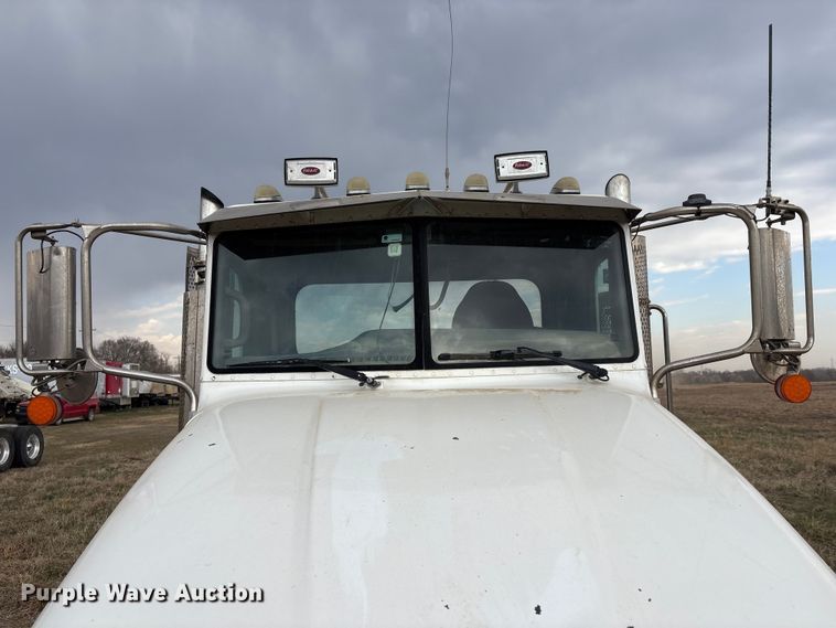 image for item EV2782 2008 Peterbilt 384 semi truck