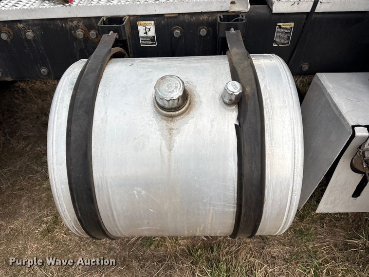 image for item EV2782 2008 Peterbilt 384 semi truck