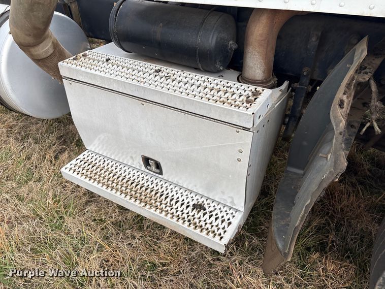 image for item EV2782 2008 Peterbilt 384 semi truck