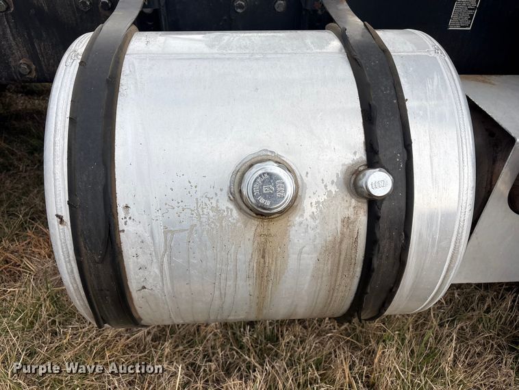 image for item EV2782 2008 Peterbilt 384 semi truck