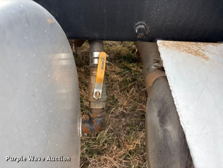 image for item EV2782 2008 Peterbilt 384 semi truck