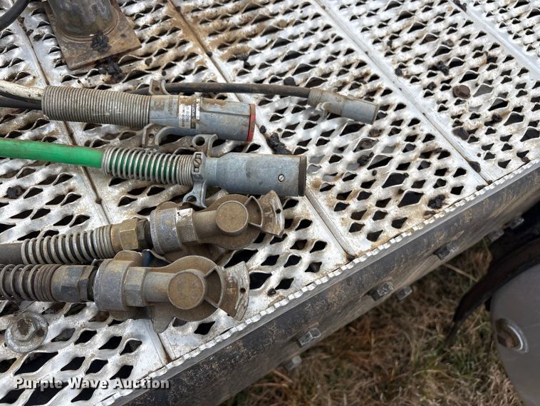 image for item EV2782 2008 Peterbilt 384 semi truck