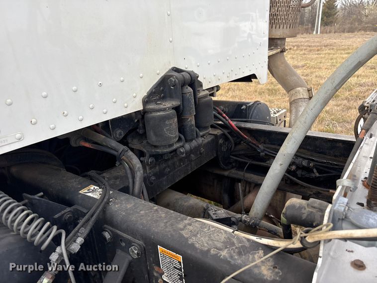 image for item EV2782 2008 Peterbilt 384 semi truck