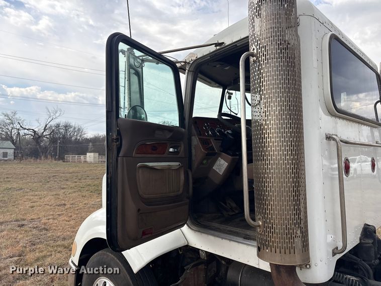 image for item EV2782 2008 Peterbilt 384 semi truck