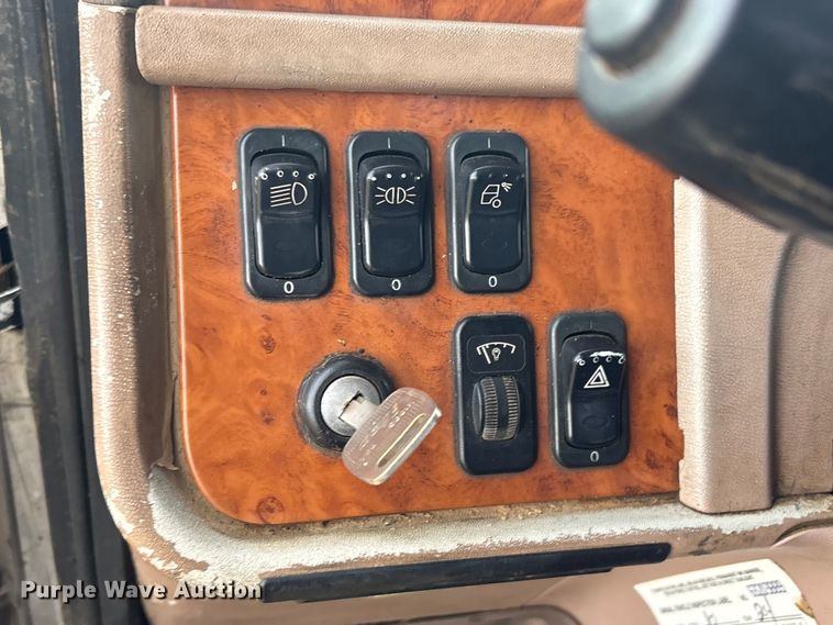 image for item EV2782 2008 Peterbilt 384 semi truck