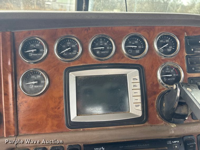 image for item EV2782 2008 Peterbilt 384 semi truck