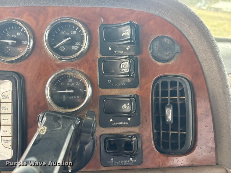 image for item EV2782 2008 Peterbilt 384 semi truck