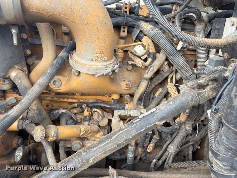 image for item EV2782 2008 Peterbilt 384 semi truck