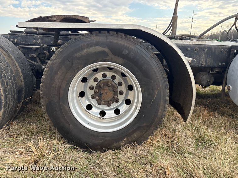 image for item EV2782 2008 Peterbilt 384 semi truck