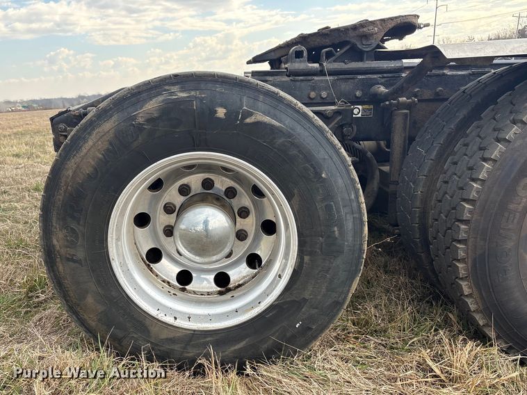 image for item EV2782 2008 Peterbilt 384 semi truck