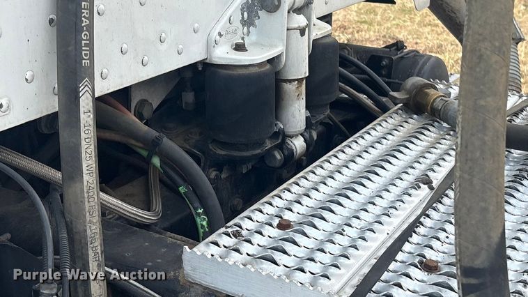 image for item EV2783 2008 Peterbilt 384 semi truck