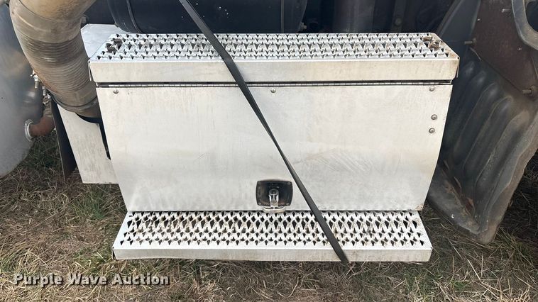 image for item EV2783 2008 Peterbilt 384 semi truck