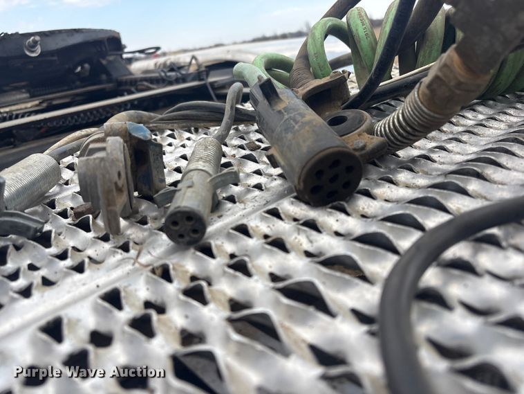 image for item EV2783 2008 Peterbilt 384 semi truck