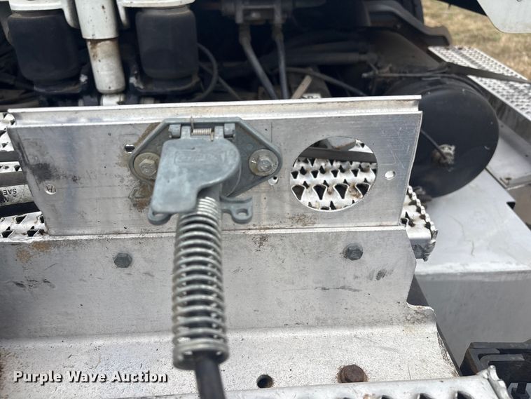 image for item EV2783 2008 Peterbilt 384 semi truck