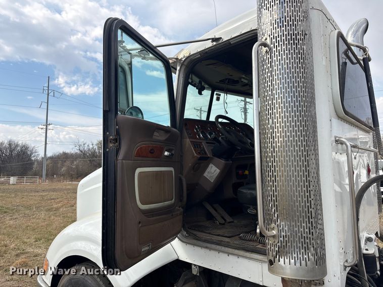 image for item EV2783 2008 Peterbilt 384 semi truck