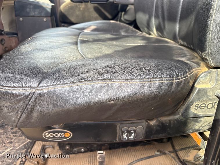 image for item EV2783 2008 Peterbilt 384 semi truck