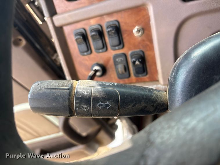 image for item EV2783 2008 Peterbilt 384 semi truck