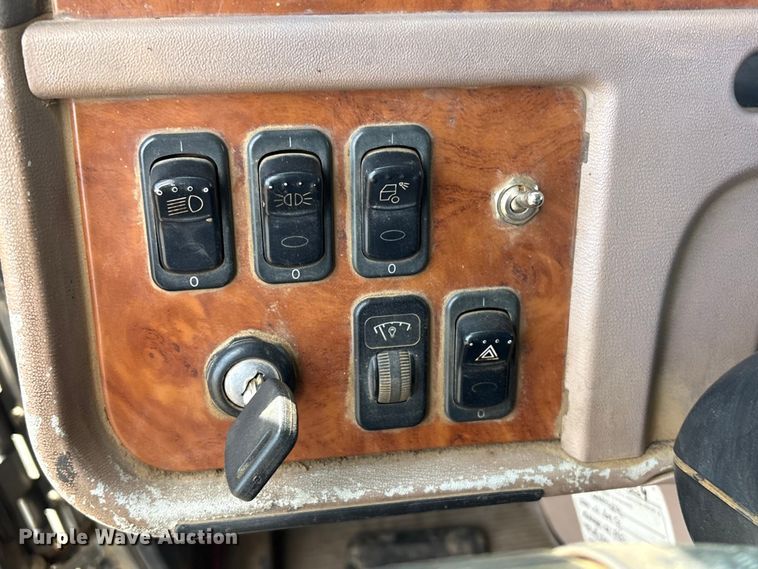 image for item EV2783 2008 Peterbilt 384 semi truck