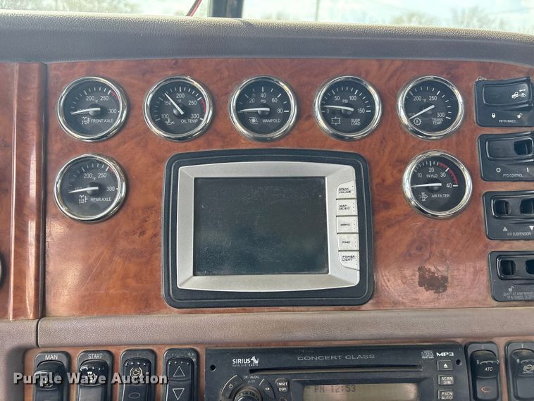 image for item EV2783 2008 Peterbilt 384 semi truck