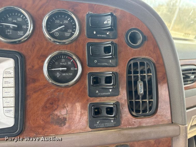 image for item EV2783 2008 Peterbilt 384 semi truck