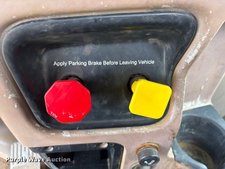 image for item EV2783 2008 Peterbilt 384 semi truck