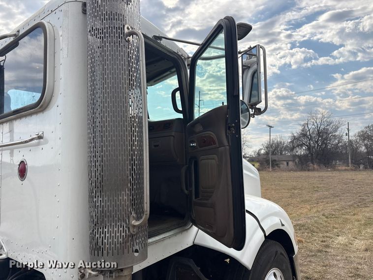 image for item EV2783 2008 Peterbilt 384 semi truck