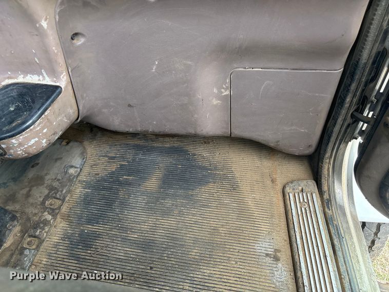 image for item EV2783 2008 Peterbilt 384 semi truck