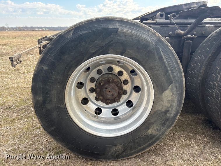 image for item EV2783 2008 Peterbilt 384 semi truck