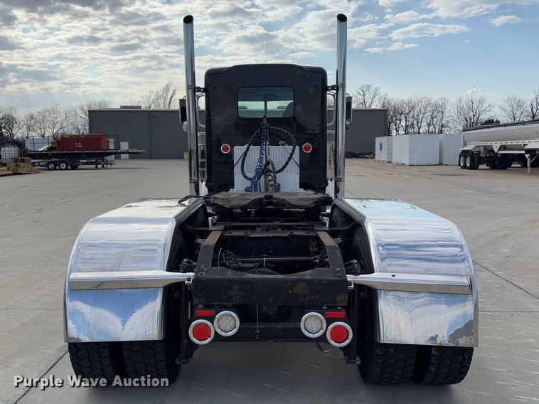 image for item FB3184 2006 Peterbilt 379 semi truck