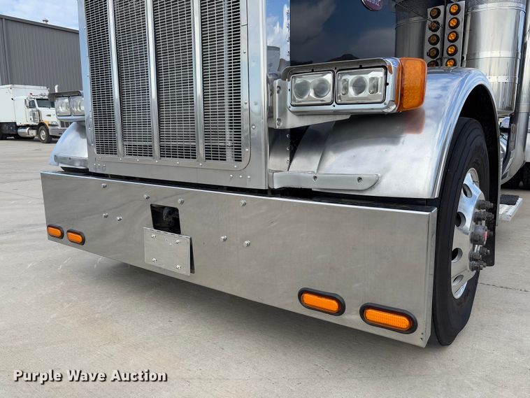 image for item FB3184 2006 Peterbilt 379 semi truck