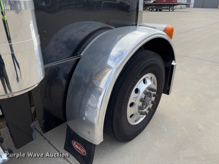 image for item FB3184 2006 Peterbilt 379 semi truck