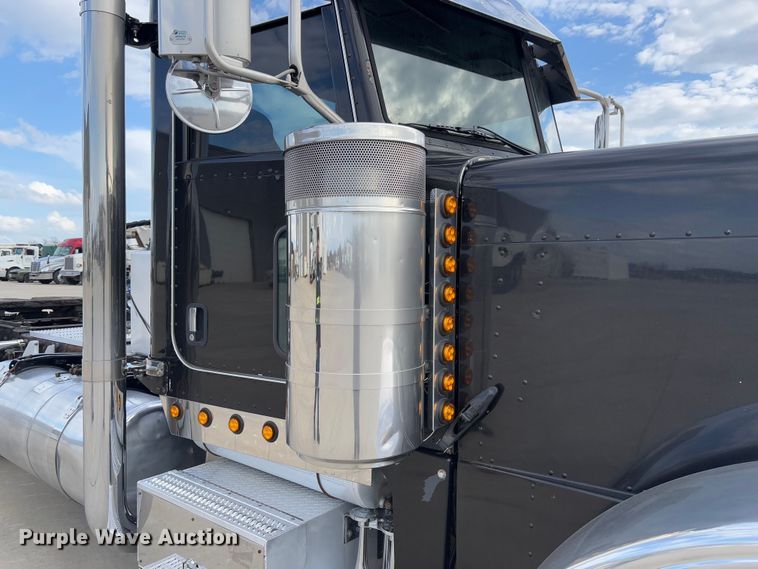 image for item FB3184 2006 Peterbilt 379 semi truck