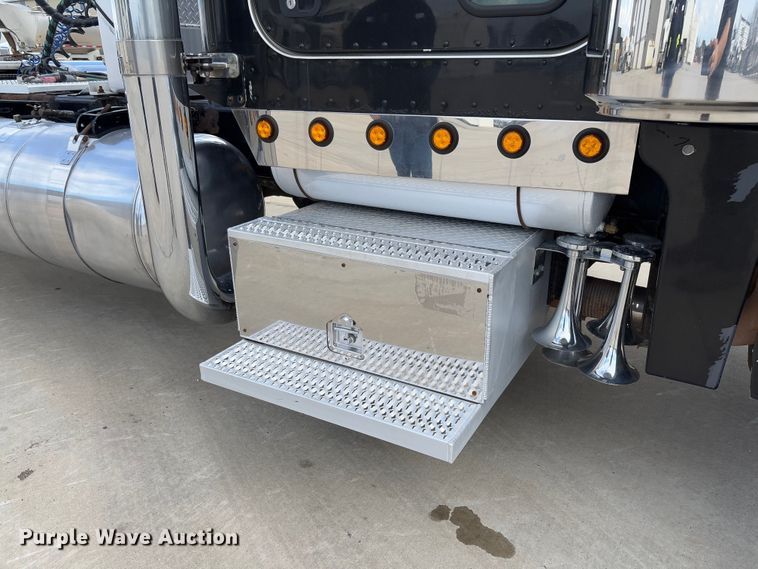 image for item FB3184 2006 Peterbilt 379 semi truck