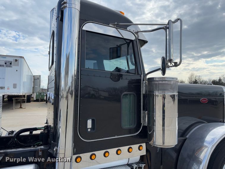 image for item FB3184 2006 Peterbilt 379 semi truck