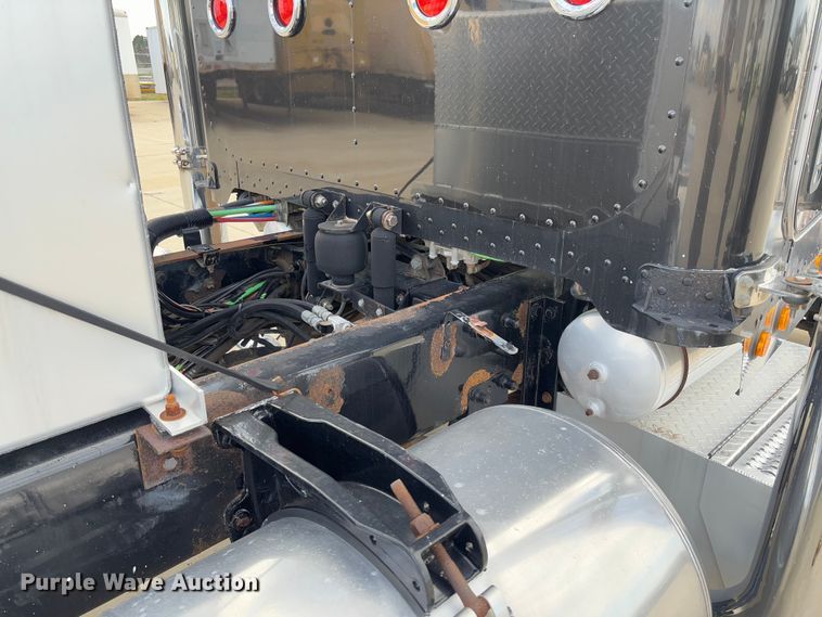 image for item FB3184 2006 Peterbilt 379 semi truck