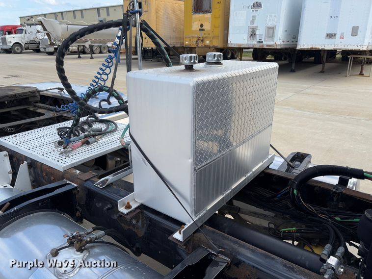 image for item FB3184 2006 Peterbilt 379 semi truck