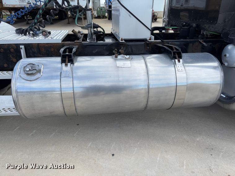 image for item FB3184 2006 Peterbilt 379 semi truck