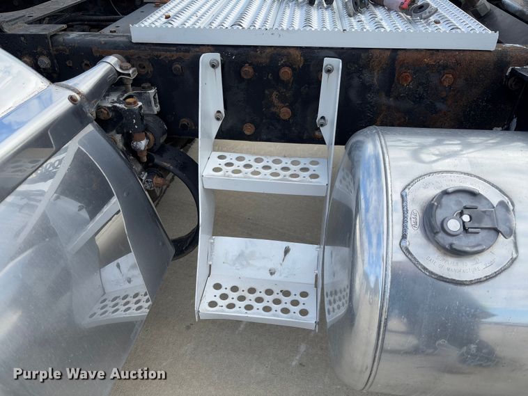 image for item FB3184 2006 Peterbilt 379 semi truck