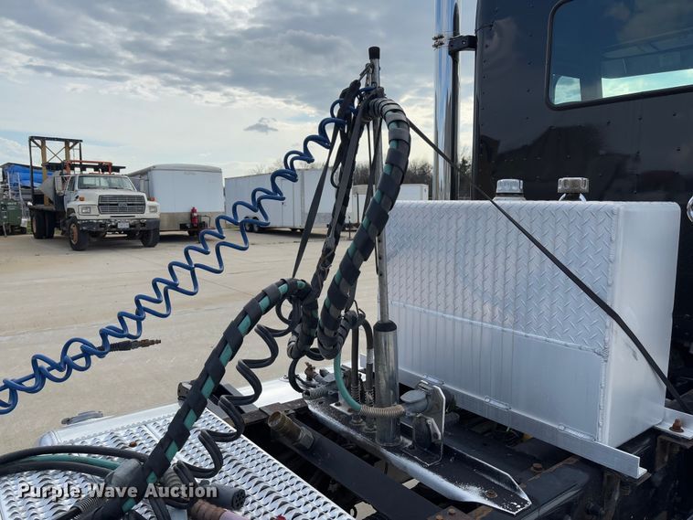 image for item FB3184 2006 Peterbilt 379 semi truck