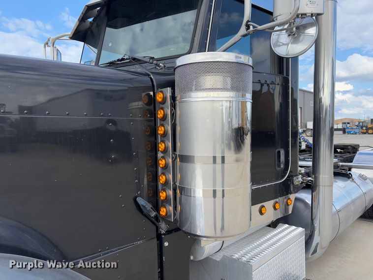 image for item FB3184 2006 Peterbilt 379 semi truck
