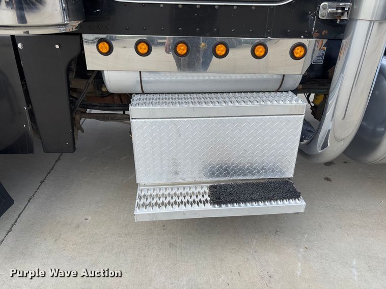 image for item FB3184 2006 Peterbilt 379 semi truck