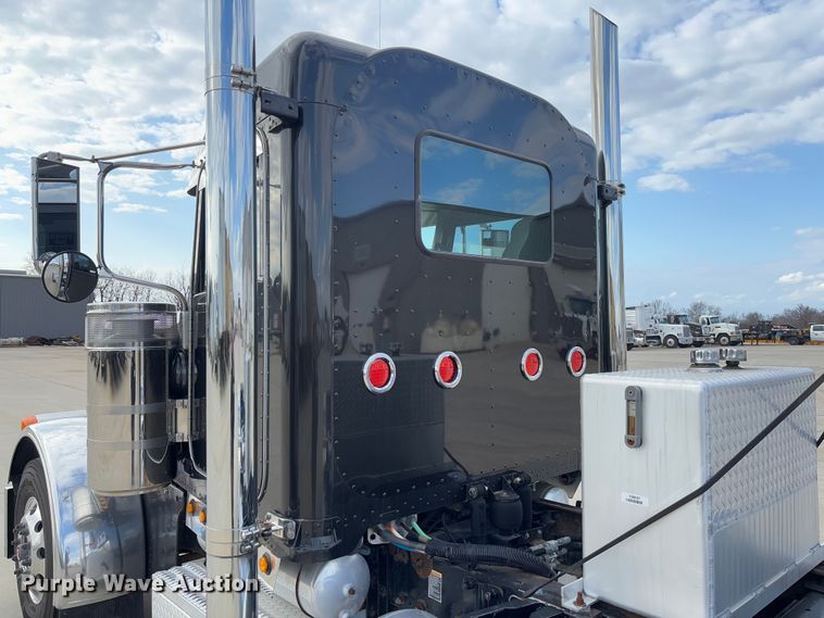 image for item FB3184 2006 Peterbilt 379 semi truck