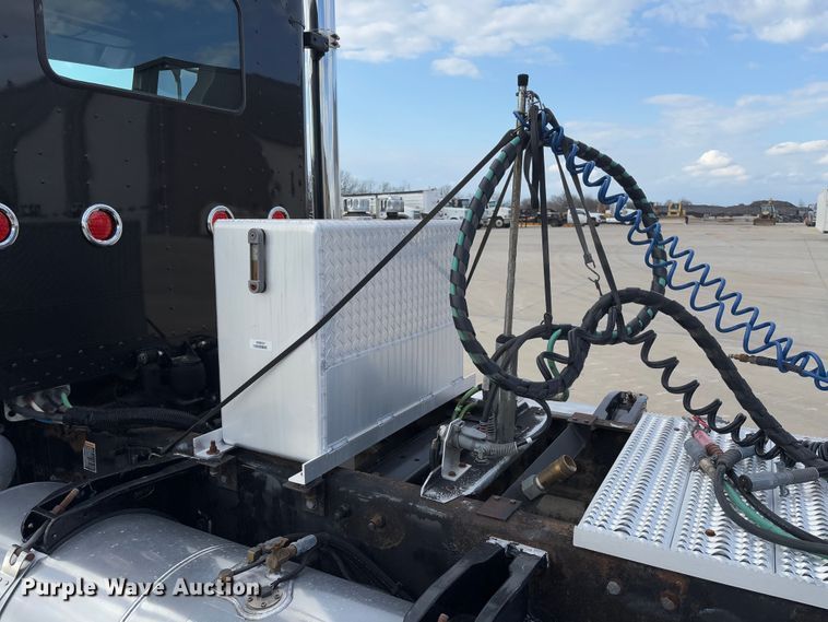 image for item FB3184 2006 Peterbilt 379 semi truck