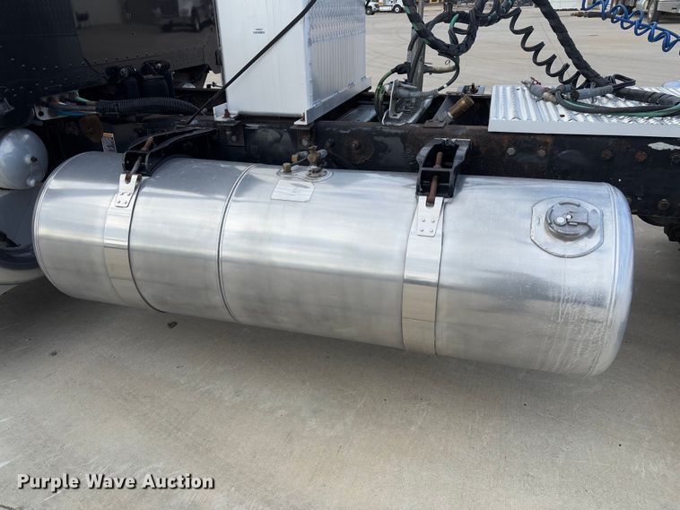 image for item FB3184 2006 Peterbilt 379 semi truck