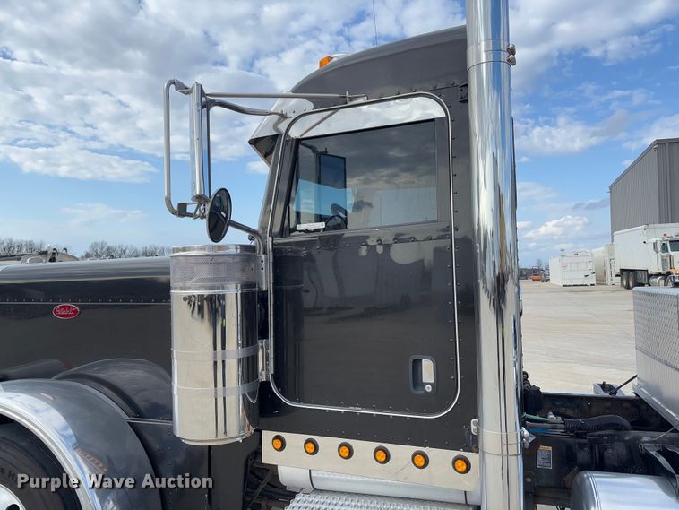 image for item FB3184 2006 Peterbilt 379 semi truck