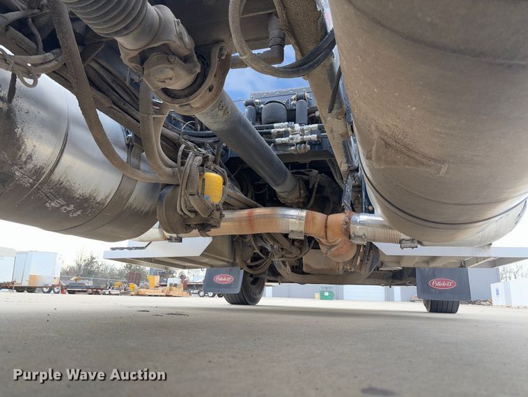 image for item FB3184 2006 Peterbilt 379 semi truck