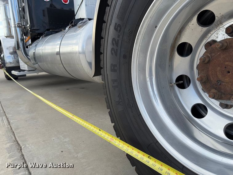 image for item FB3184 2006 Peterbilt 379 semi truck