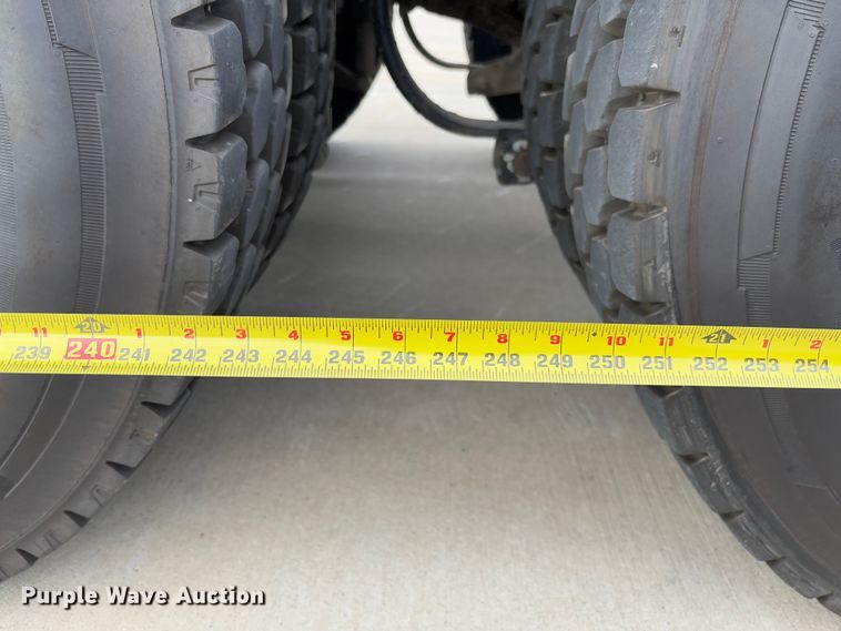 image for item FB3184 2006 Peterbilt 379 semi truck